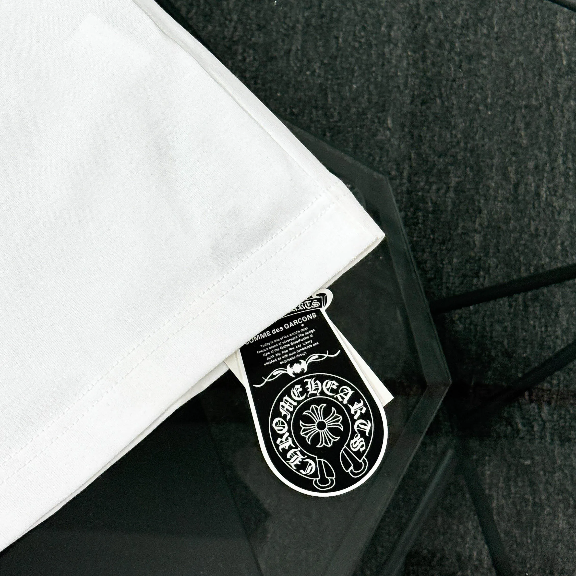P170 Chrome Hearts Chrome Hearts 25 high-end versions. The fabric is made of 300 grams of high-density pure cotton. It does not deform or shrink. It has three labels. It is the same style for men and women. Technology: Digital printing. Color: White. Black. SIZE: S-XL.